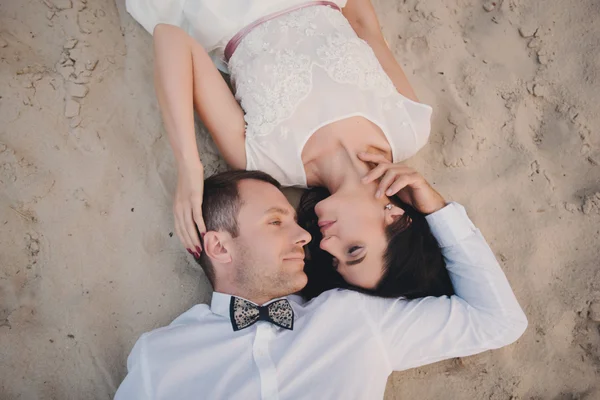 Pareja joven enamorada al aire libre.Impresionante retrato sensual al aire libre de pareja joven y elegante — Foto de Stock