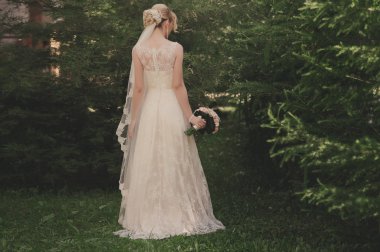 Güzel düğün buketi Gelinin ellerinde