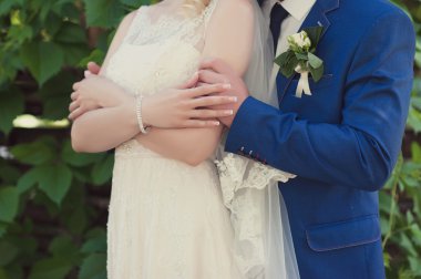 Gelin ve damat kucaklayan