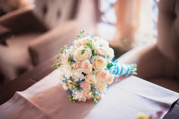 Bellissimo bouquet da sposa di fiori colorati, decorazioni — Foto Stock