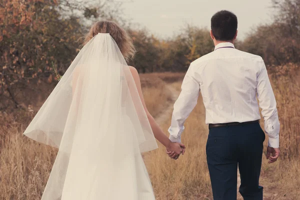 新郎と立っていると、自然に手を繋いでいるベールの花嫁 — ストック写真