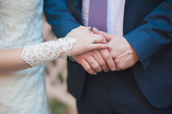 Hände von Braut und Bräutigam umarmen — Stockfoto