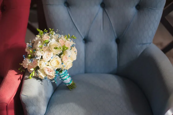 Bellissimo bouquet da sposa di fiori colorati, decorazioni — Foto Stock