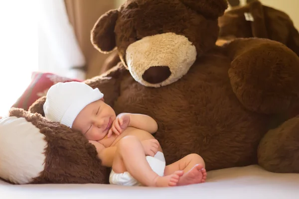 Teddy ile uyuklayan Yenidoğan