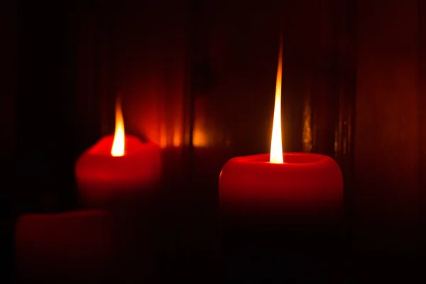 Kırmızı mumlar yanan