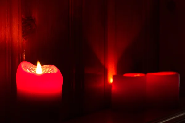 Parlak kırmızı mumlar