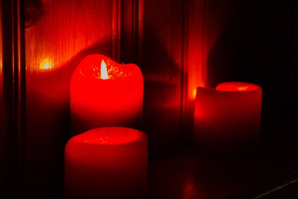 Parlak kırmızı mumlar