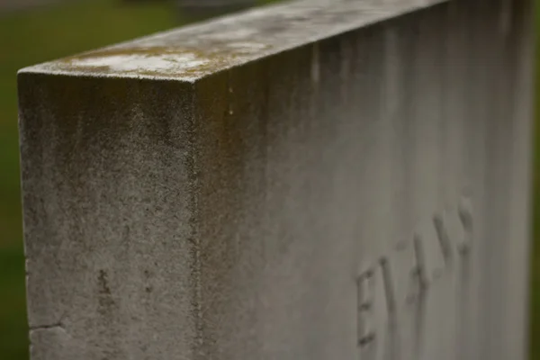 Kirli eski mezar taşı