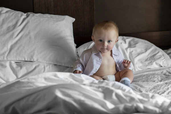 Küçük çocuk büyük yatak