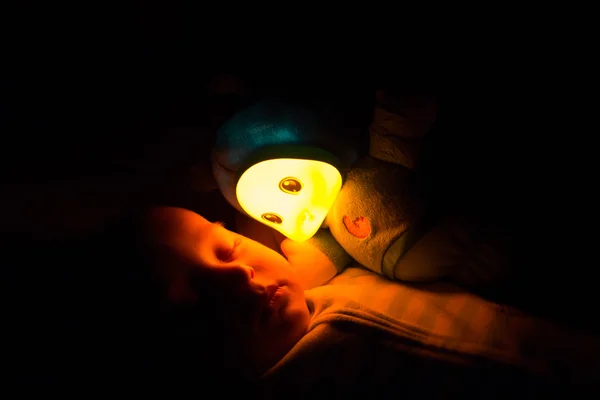 huzurlu uyuyan bebek