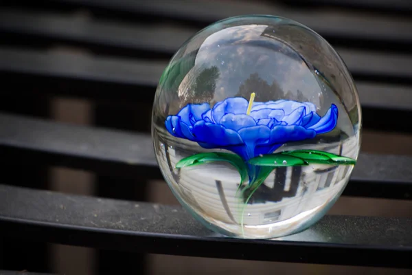 Briefbeschwerer mit blauen Blumen — Stockfoto