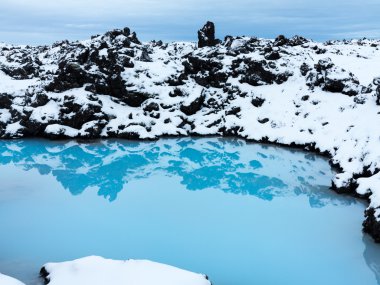 Blue Lagoon yakınındaki lav kayaları kar kaplı