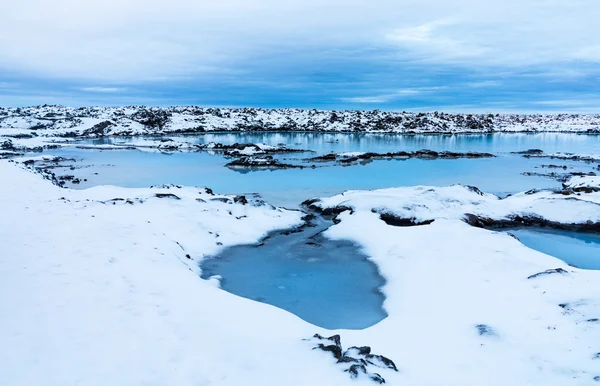 Rocas de lava cubiertas de nieve cerca de Blue Lagoon — Foto de Stock