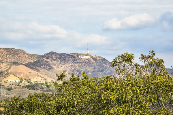 Den värld berömda landmärket Hollywoodskylten. Utsikt över Hollywood-skylten — Stockfoto