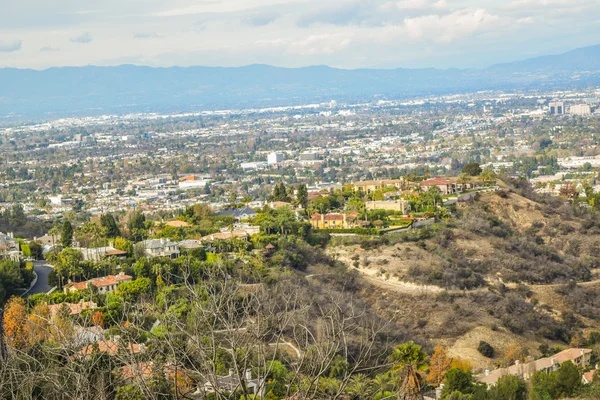Вид с воздуха на город Лос-Анджелес с парка Раньон Каньон Маунтин Вью — стоковое фото
