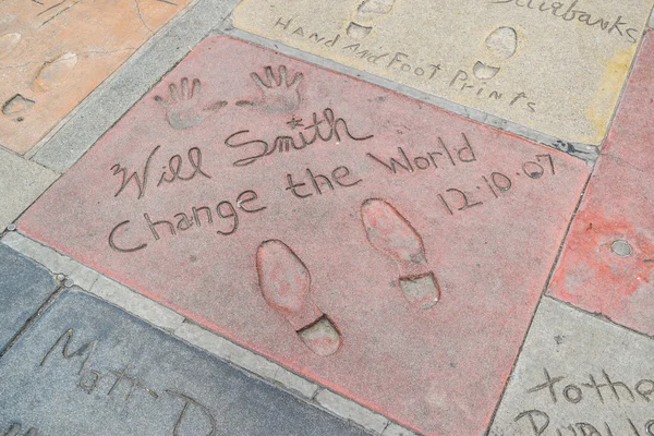 Handprint And SignatureTCL Chinese Theatre on elokuvateatteri Hollywood Walk of Famessa Los Angelesissa — kuvapankkivalokuva