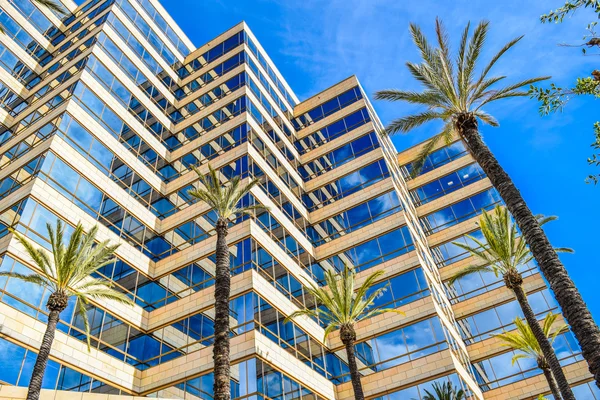 Outside views of the  Studio Warner Bros Los Angeles. Studio Tour Hollywood . New York Film Academy. palms Guckenheimer Enterprises Inc. TNT TBS — Stock Photo, Image