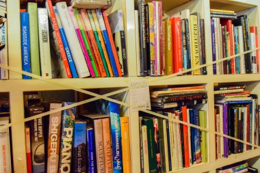 Warner Bros fotoğraf sayısı içinde. Stüdyo tur Hollywood, avizeler lambalar, kitaplar, bir mumya, iskelet, arka plan, vintage, Rus avize, heykeller