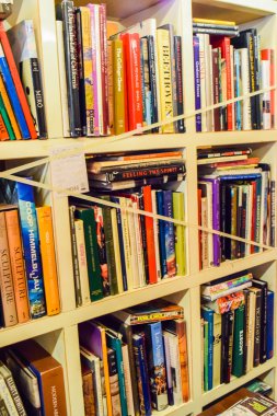 Warner Bros fotoğraf sayısı içinde. Stüdyo tur Hollywood, avizeler lambalar, kitaplar, bir mumya, iskelet, arka plan, vintage, Rus avize, heykeller