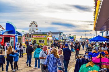 Santa Monica 66 işareti, California Santa Monica Pier üzerine eğlence parkı lunapark treni