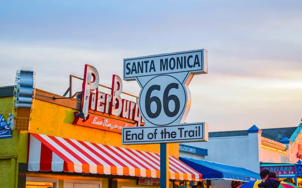 La montaña rusa en el parque de atracciones en el muelle de Santa Mónica en Santa Mónica 66 signo, California — Foto de Stock