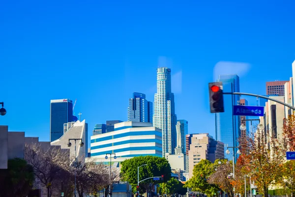 Los Ángeles montañas nevadas en el fondo — Foto de Stock