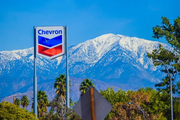 Los Angeles, CA, USA 11 de enero de 2016: Los Ángeles montañas nevadas en el fondo — Foto de Stock