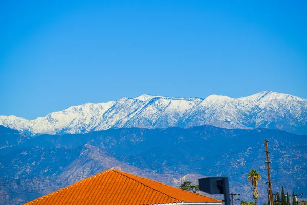 Лос-Анджелес снежные горы на заднем плане — стоковое фото