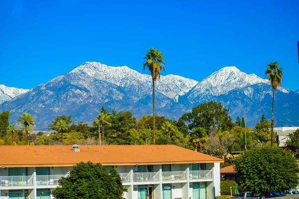 Los angeles schneebedeckte Berge im Hintergrund — Stockfoto