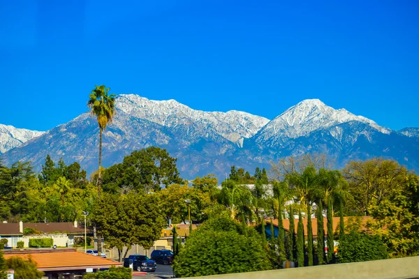 Лос-Анджелес снежные горы на заднем плане — стоковое фото