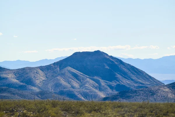Som tittar på Sierra Nevada-bergen — Stockfoto