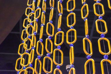 geniş zincir perdeler altın