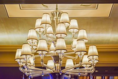 Kristal avize yakın plan.