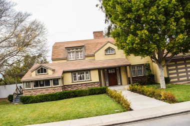 Colonial Caddesi üzerinde özellikleri