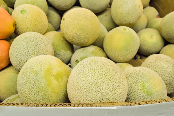 Melonen im Hintergrund des Marktes — Stockfoto