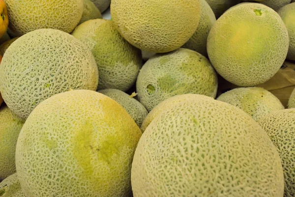 Melonen im Hintergrund des Marktes — Stockfoto