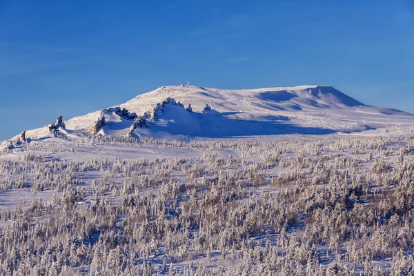 Zonsondergang in de winter vanaf de bergtop — Stockfoto