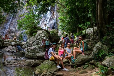 Genç turist jungle şelale içinde belgili tanımlık geçmiş buzlu dinlenme