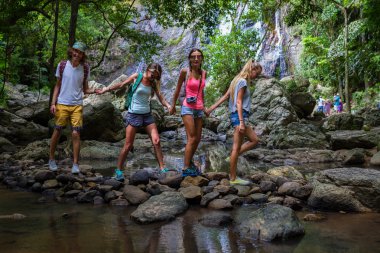 Genç turist dere birbirlerinin elele ormanda buzlu hareket ediyor 
