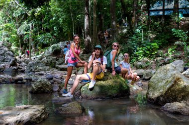 Genç turist jungle şelale içinde belgili tanımlık geçmiş buzlu dinlenme