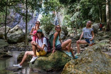 Genç turist jungle şelale içinde belgili tanımlık geçmiş buzlu dinlenme