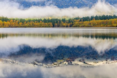 Göl sonbahar cennet dağ içinde belgili tanımlık geçmiş