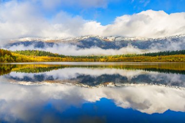 Göl sonbahar cennet dağ içinde belgili tanımlık geçmiş