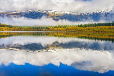 Göl sonbahar cennet dağ içinde belgili tanımlık geçmiş