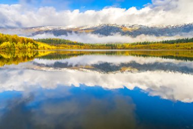 Göl sonbahar cennet dağ içinde belgili tanımlık geçmiş
