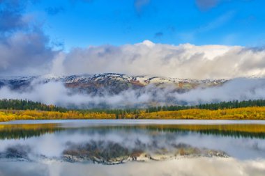 Göl sonbahar cennet dağ içinde belgili tanımlık geçmiş