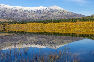 Göl sonbahar cennet dağ içinde belgili tanımlık geçmiş