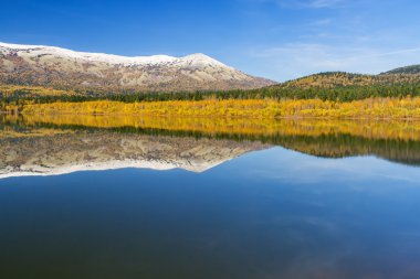 Göl sonbahar cennet dağ içinde belgili tanımlık geçmiş
