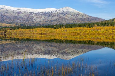 Göl sonbahar cennet dağ içinde belgili tanımlık geçmiş