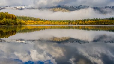 Göl sonbahar cennet dağ içinde belgili tanımlık geçmiş